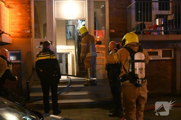 Man gewond bij woningbrand, parkiet overleden
