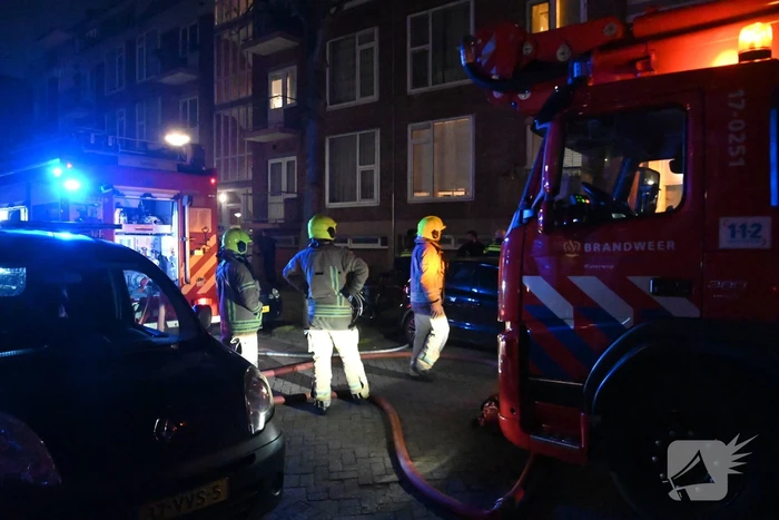 Man gewond bij woningbrand, parkiet overleden