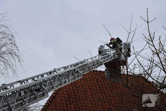 Schoorsteen geveegd na brandmelding
