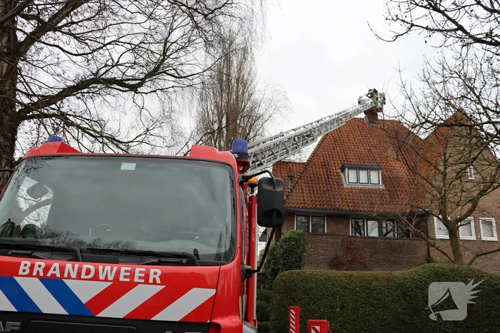 Schoorsteen geveegd na brandmelding