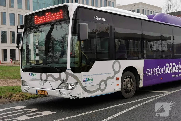 Flinke schade na botsing tussen stadsbus en personenauto
