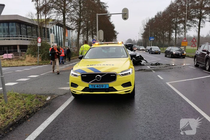 Flinke schade na botsing tussen stadsbus en personenauto