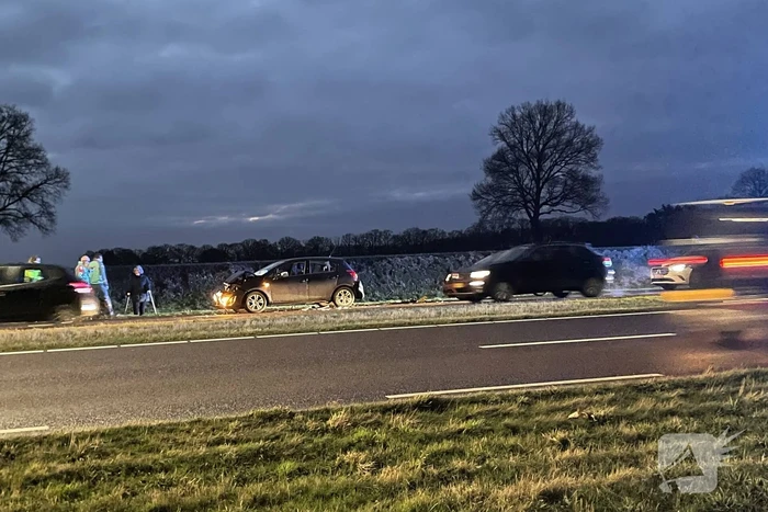 Kop-staart botsing tussen meerdere voertuigen