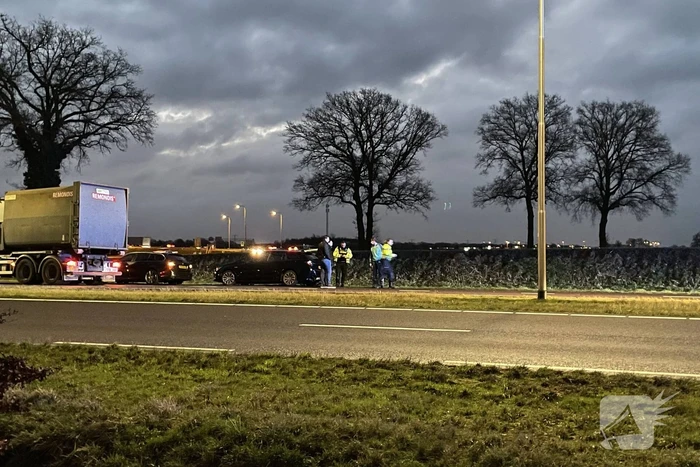 Kop-staart botsing tussen meerdere voertuigen