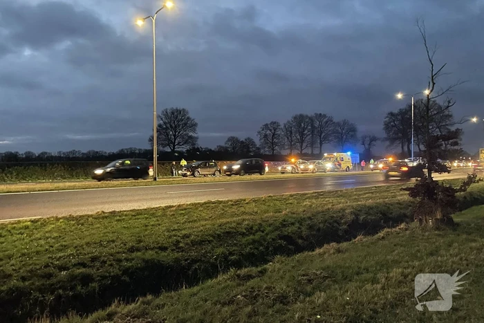 Kop-staart botsing tussen meerdere voertuigen