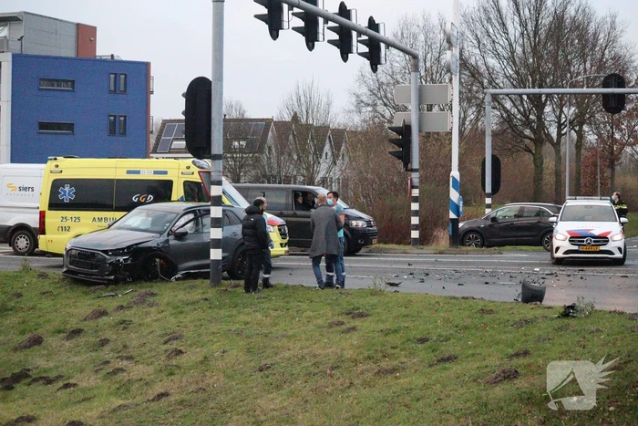 Veel schade na botsing tussen twee voertuigen