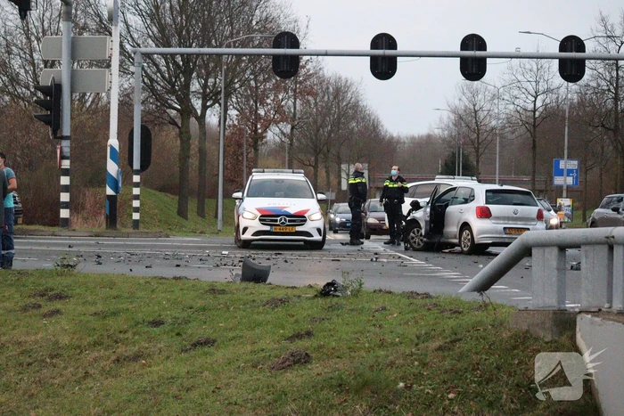 Veel schade na botsing tussen twee voertuigen