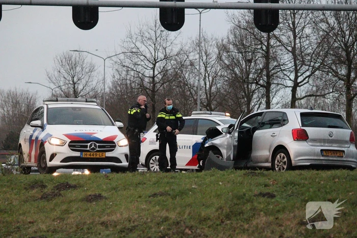 Veel schade na botsing tussen twee voertuigen