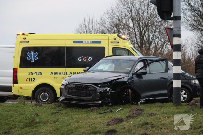 Veel schade na botsing tussen twee voertuigen