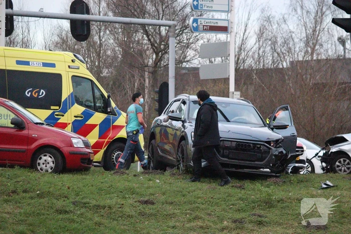 Veel schade na botsing tussen twee voertuigen