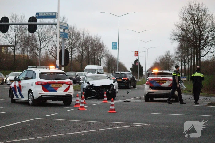 Veel schade na botsing tussen twee voertuigen