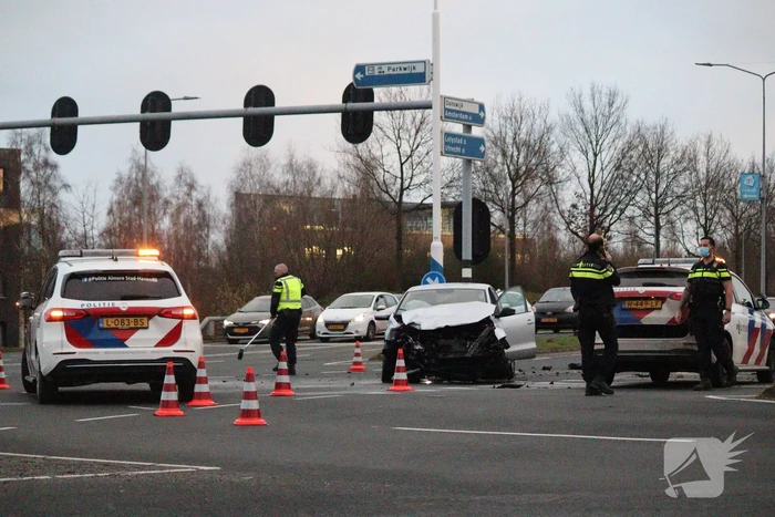 Veel schade na botsing tussen twee voertuigen