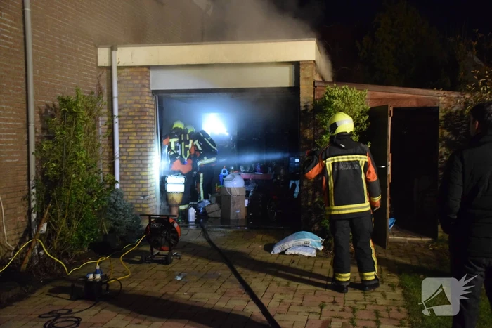 Veel rook bij brand in garage
