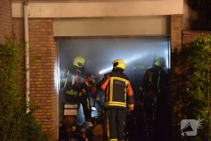 Veel rook bij brand in garage