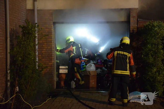 Veel rook bij brand in garage