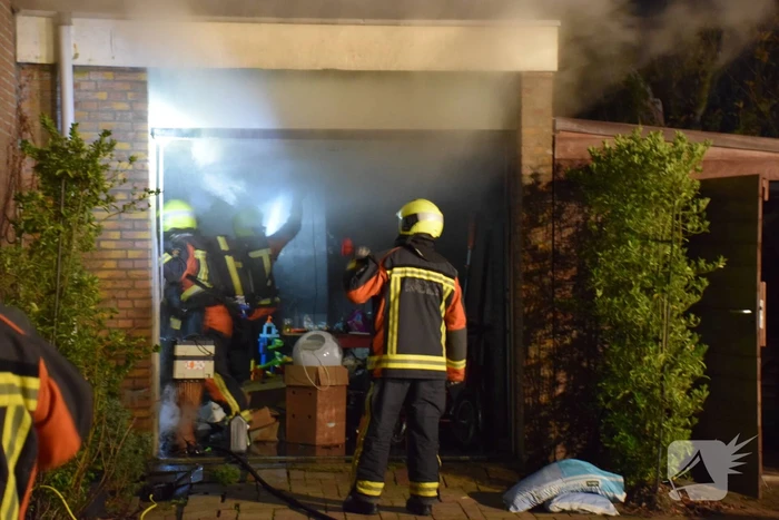 Veel rook bij brand in garage