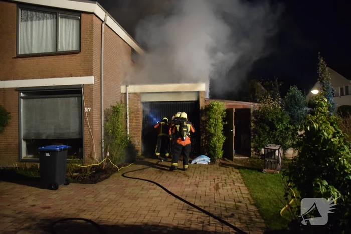 Veel rook bij brand in garage