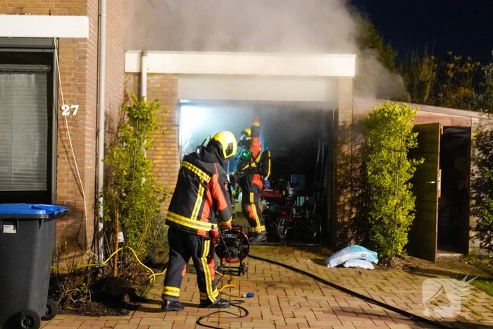 Veel rook bij brand in garage