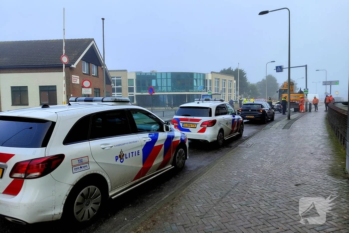 Voetganger zwaargewond bij aanrijding met graafmachine op zebrapad