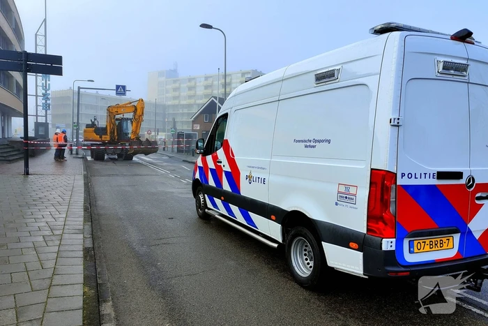 Voetganger zwaargewond bij aanrijding met graafmachine op zebrapad