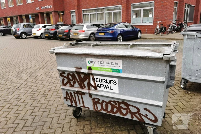 Afval rolcontainers besmeurd anti-corona leuzen