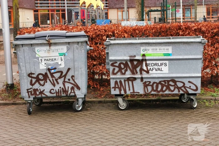 Afval rolcontainers besmeurd anti-corona leuzen
