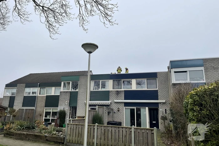 Brandweer controleert schoorsteen na brand