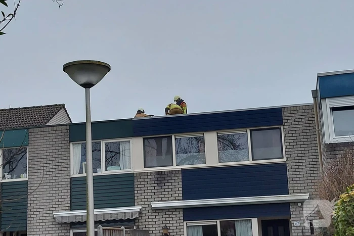 Brandweer controleert schoorsteen na brand