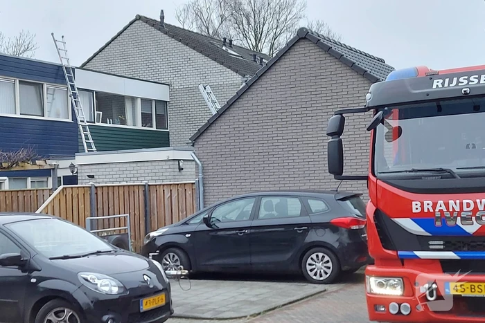 Brandweer controleert schoorsteen na brand
