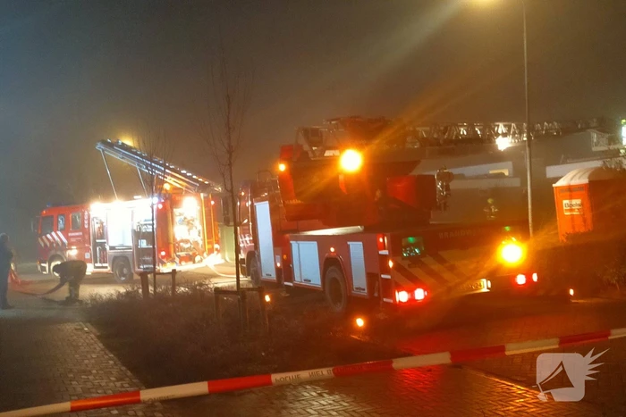 Uitslaande brand op dak van woning