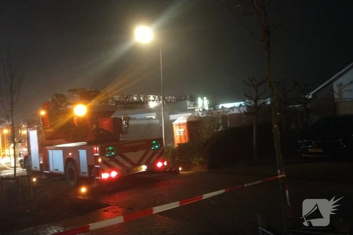 Uitslaande brand op dak van woning
