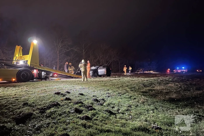 Veel schade bij botsing tussen vrachtwagen en auto