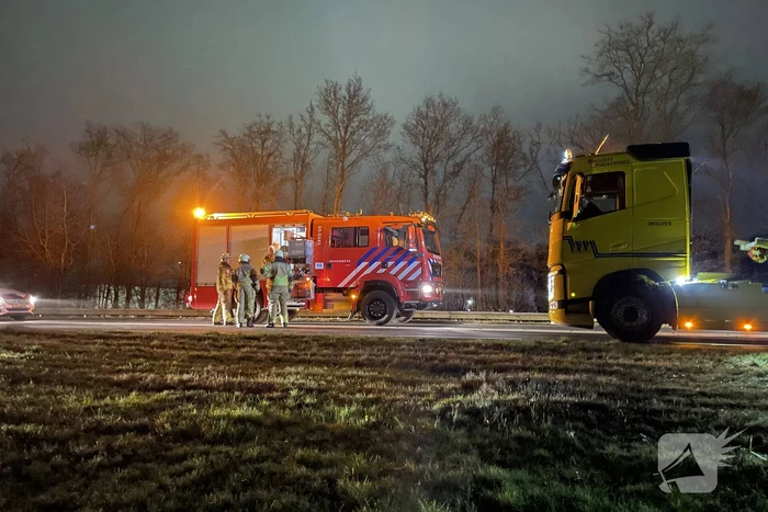 Veel schade bij botsing tussen vrachtwagen en auto