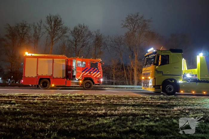 Veel schade bij botsing tussen vrachtwagen en auto