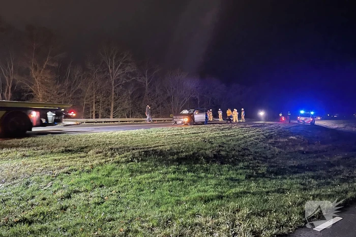 Veel schade bij botsing tussen vrachtwagen en auto