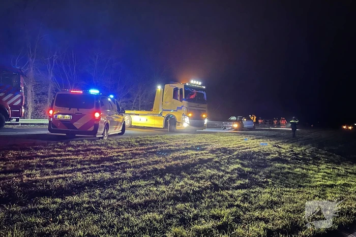 Veel schade bij botsing tussen vrachtwagen en auto