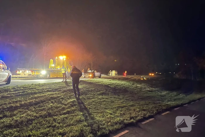 Veel schade bij botsing tussen vrachtwagen en auto