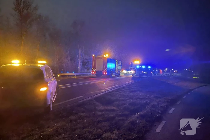 Veel schade bij botsing tussen vrachtwagen en auto