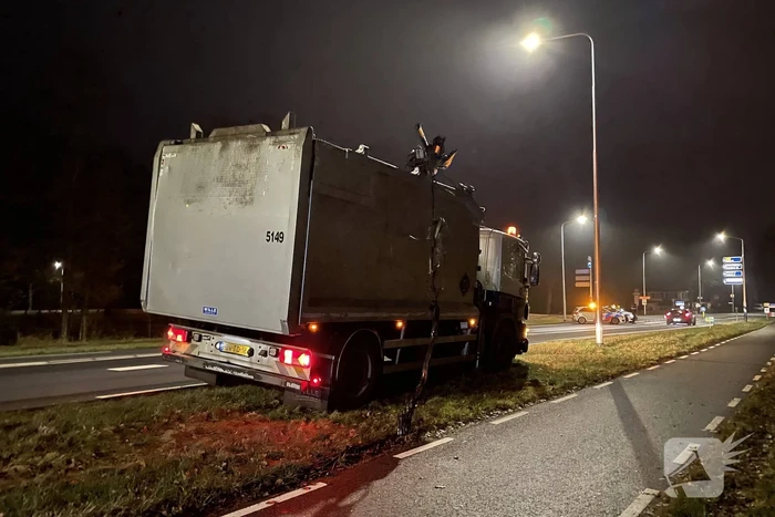 Veel schade bij botsing tussen vrachtwagen en auto