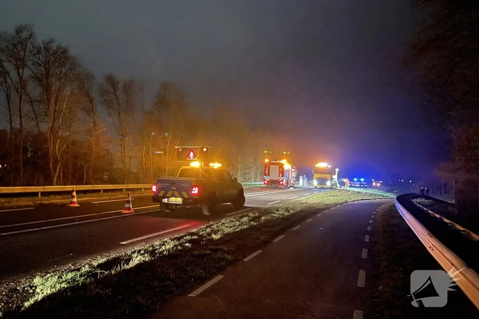 Veel schade bij botsing tussen vrachtwagen en auto