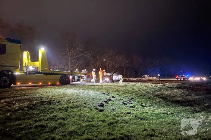 Veel schade bij botsing tussen vrachtwagen en auto