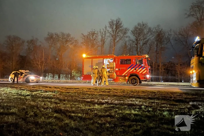 Veel schade bij botsing tussen vrachtwagen en auto