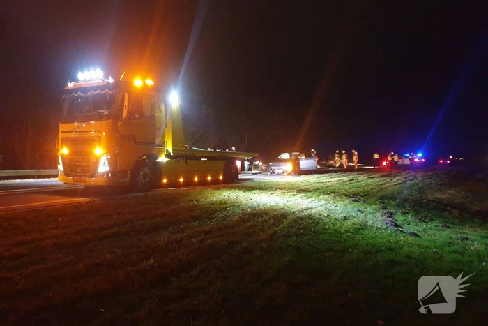 Veel schade bij botsing tussen vrachtwagen en auto