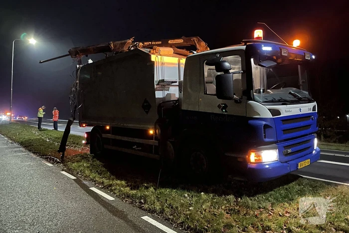 Veel schade bij botsing tussen vrachtwagen en auto