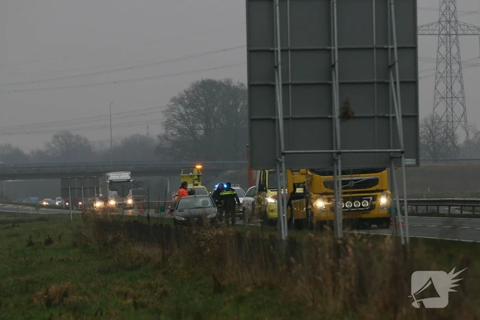 Auto en vrachtwagen botsen op provincialeweg