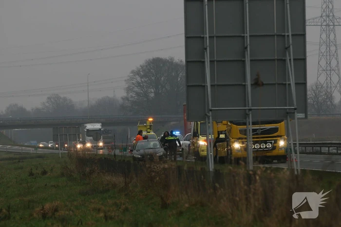 Auto en vrachtwagen botsen op provincialeweg
