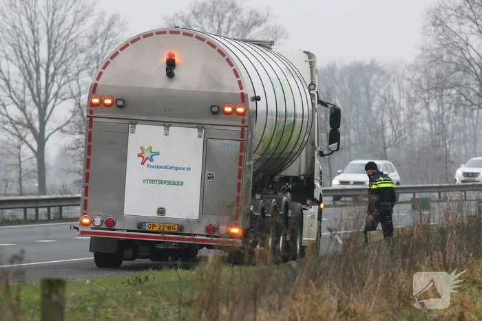 Auto en vrachtwagen botsen op provincialeweg