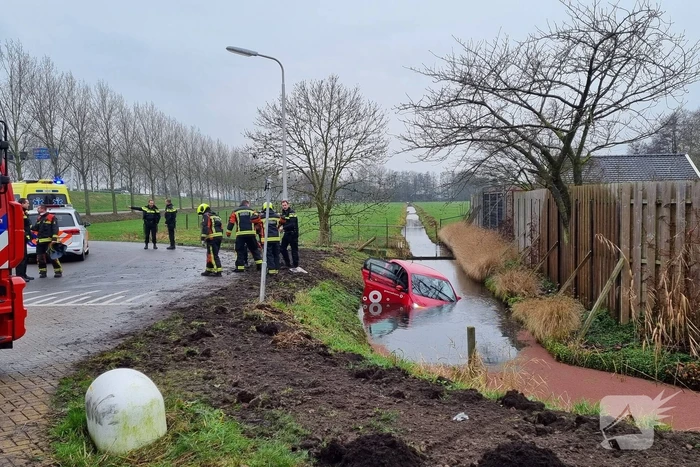 Auto belandt in sloot