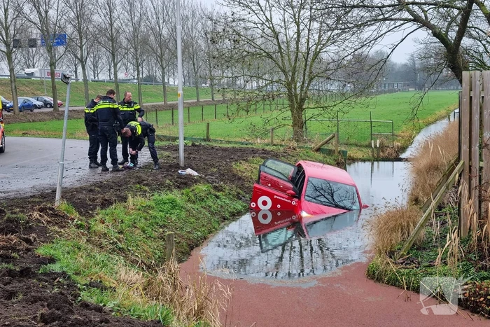 Auto belandt in sloot