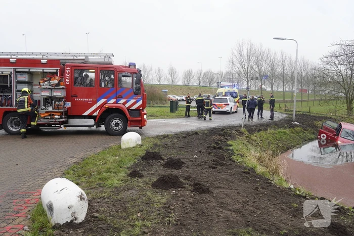 Auto belandt in sloot
